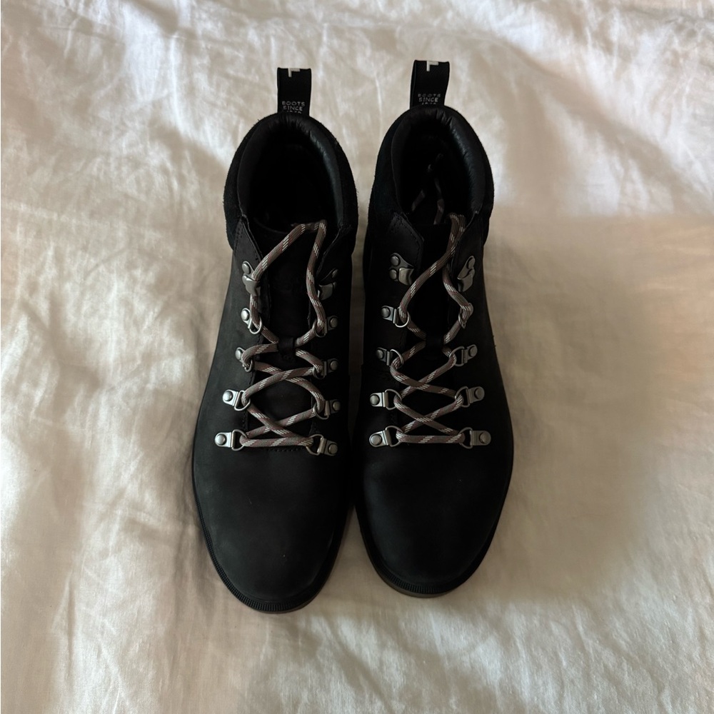 Sorel Black Lace Up Boots with Suede Upper
